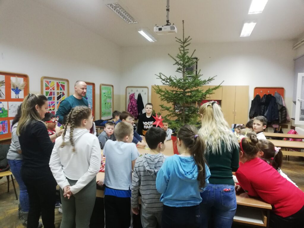 У сусрет празницима – кићење јелке